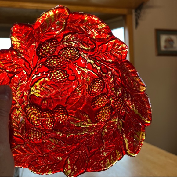 Vintage Indiana Glass Bowl Ruby Red
Dish Logan Berry Leaves 7"x2" - Picture 8 of 10
